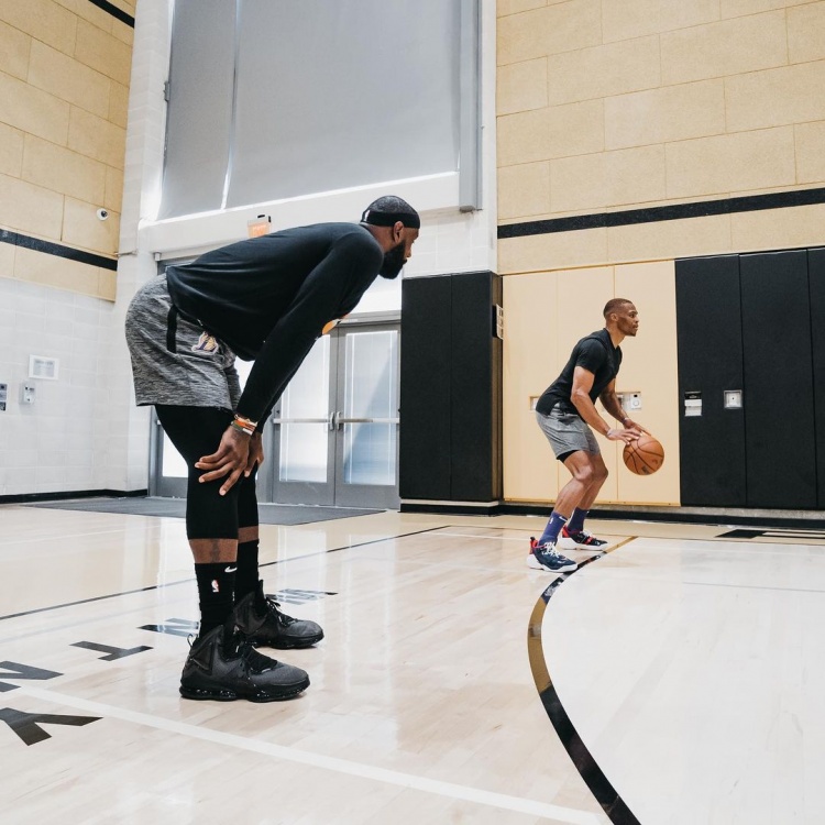 隔空庆祝 隔空庆祝